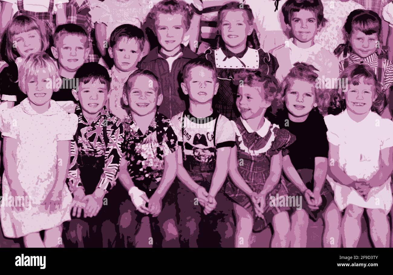 Una fotografia d'epoca di una classe d'asilo californiana, scattata nel 1951, è stata colorata digitalmente e modificata per effetti speciali artistici. Foto Stock