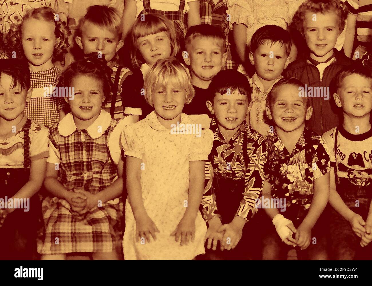 Una fotografia d'epoca di una classe d'asilo californiana, scattata nel 1951, è stata colorata digitalmente e modificata per effetti speciali artistici. Foto Stock