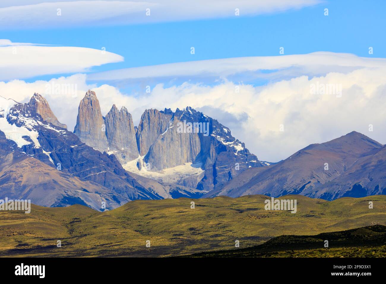 Il granito frastagliato Torres del Paine cime e torri nel Parco Nazionale Torres del Paine, Patagonia, Cile meridionale, vista sul Lago Sarmiento Foto Stock