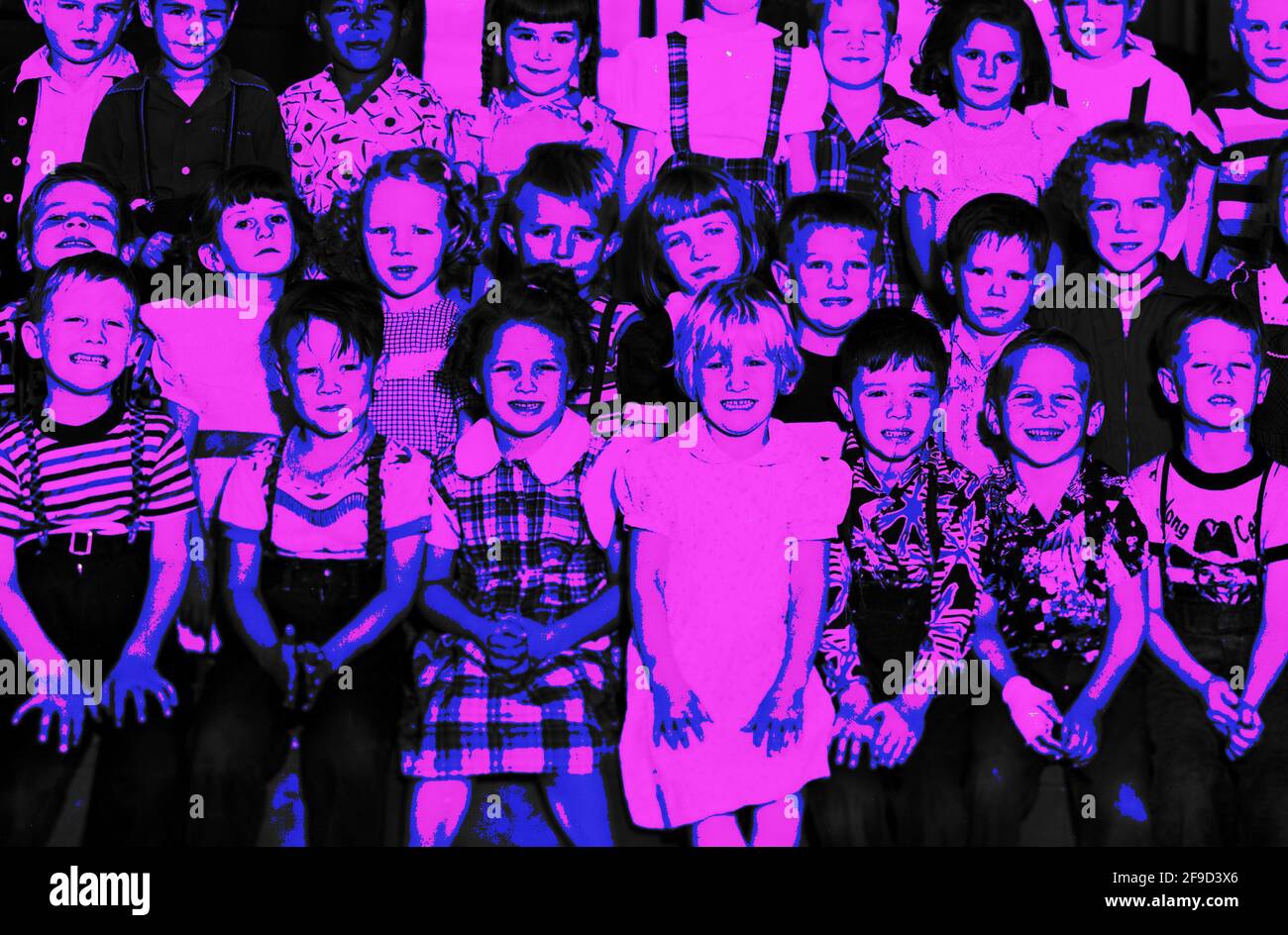 Una fotografia d'epoca di una classe d'asilo californiana, scattata nel 1951, è stata colorata digitalmente e modificata per effetti speciali artistici. Foto Stock