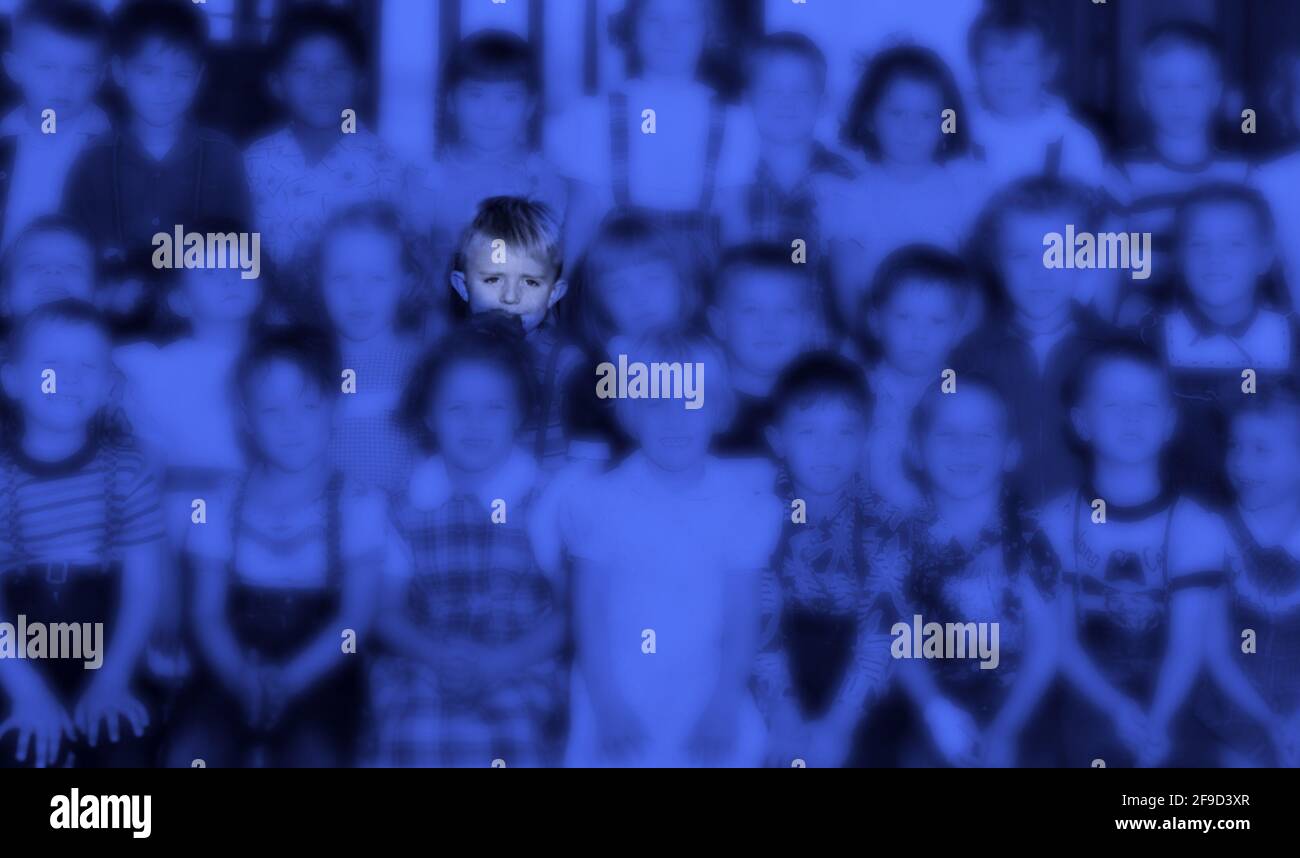 Una fotografia d'epoca di una classe d'asilo californiana scattata nel 1951 colorò e alterò digitalmente per enfatizzare un ragazzo nel ritratto di gruppo. Foto Stock