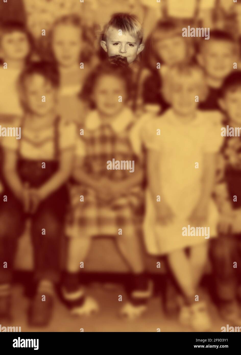 Una fotografia d'epoca di una classe d'asilo californiana scattata nel 1951 colorò e alterò digitalmente per enfatizzare un ragazzo nel ritratto di gruppo. Foto Stock