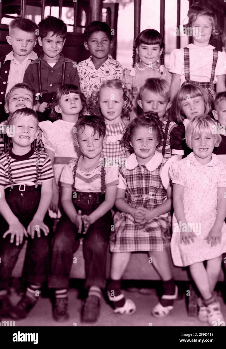 Una fotografia d'epoca di una classe d'asilo californiana, scattata nel 1951, è stata colorata digitalmente e modificata per effetti speciali artistici. Foto Stock