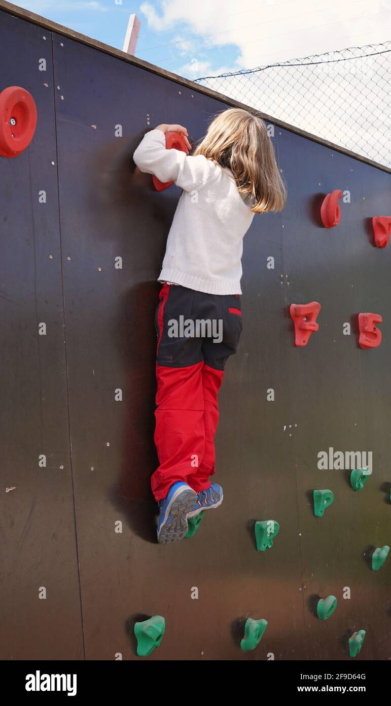 Parete da arrampicata bambino immagini e fotografie stock ad alta  risoluzione - Alamy