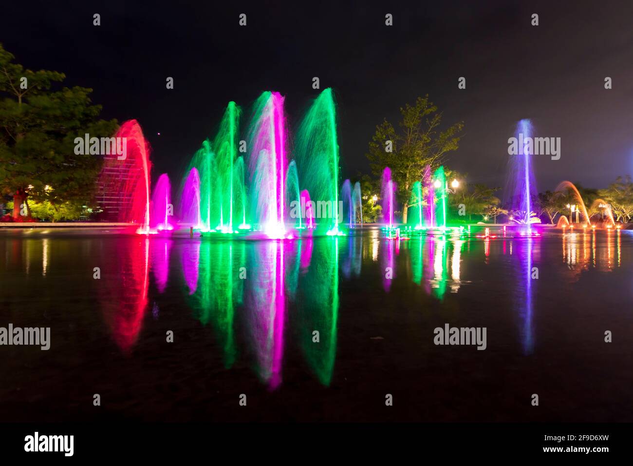 Di notte, questa fontana diventa un grande teatro con molti getti d'acqua illuminati con luci che cambiano colore e si muovono in sintonia con la musica Foto Stock