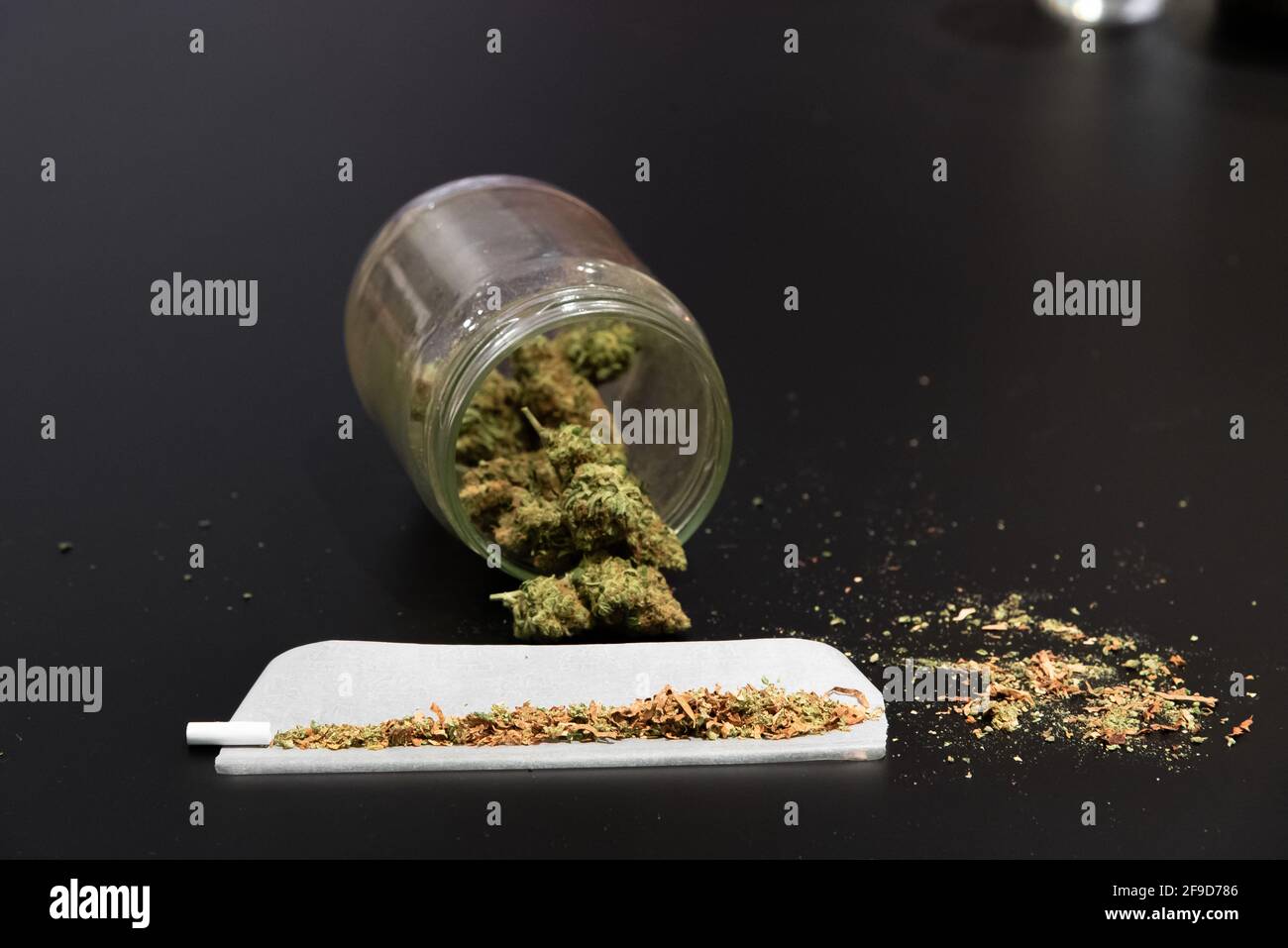 Germogli di cannabis e altri utensili da fumo Foto Stock