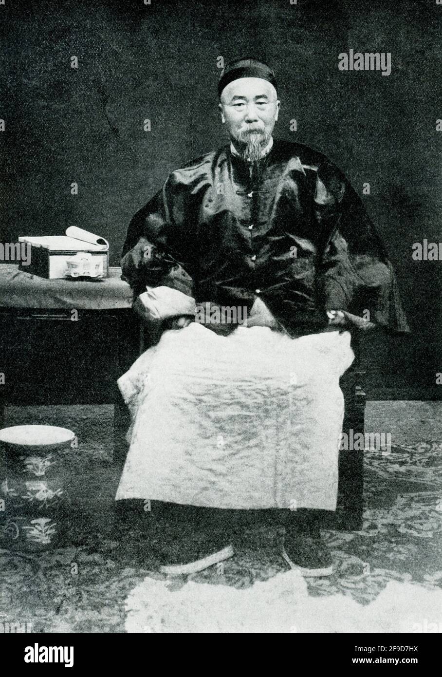 Li Hung Chang. Il titolo di questa foto del 1900 recita: "Li Hung Chang Venerabile diplomatico cinese l'uomo più ricco in Cina era ammiratore di U S Grant ha viaggiato estesamente negli Stati Uniti". Li Hongzhang, marchese Suyi (anche romanizzato come li Hung-chang; 1823 – 1901), fu un politico, generale e diplomatico cinese della tarda dinastia Qing Foto Stock