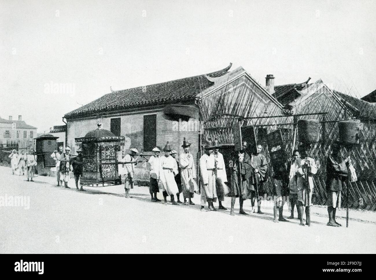 Processione di nozze in Cina. Il titolo di questa foto del 1900 recita: "Processione nuziale. Sposa in sedia berlina portata da diversi uomini in questa vicenda a prova di aria è chiusa per essere portata dove si svolge la cerimonia Nessuno ha permesso di vederla durante la processione". Foto Stock