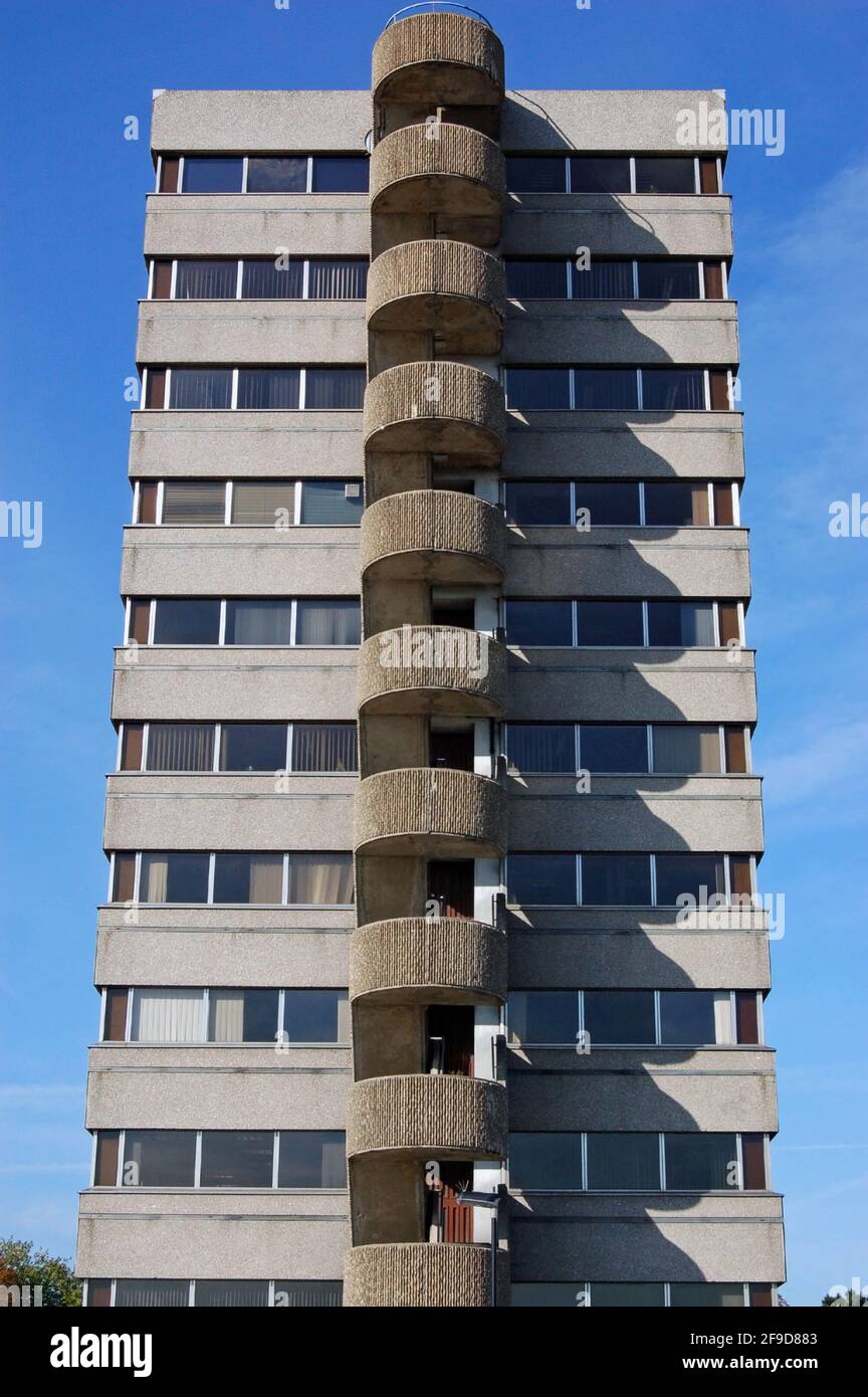 Una scala a chiocciola in cemento da utilizzare come fuga dal fuoco sul lato di un blocco di uffici brutali a Southampton, Hampshire. Foto Stock