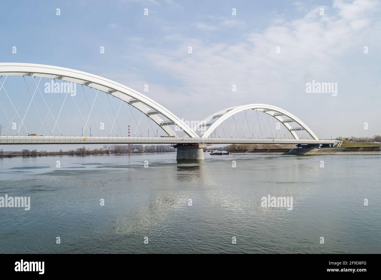 Novi Sad, Serbia - Marzo 08. 2021: Ponte Zezelj sul Danubio a Novi Sad Serbia. La prospettiva di costruito nuovo ponte Zezelj vista dal Petrovara. Foto Stock