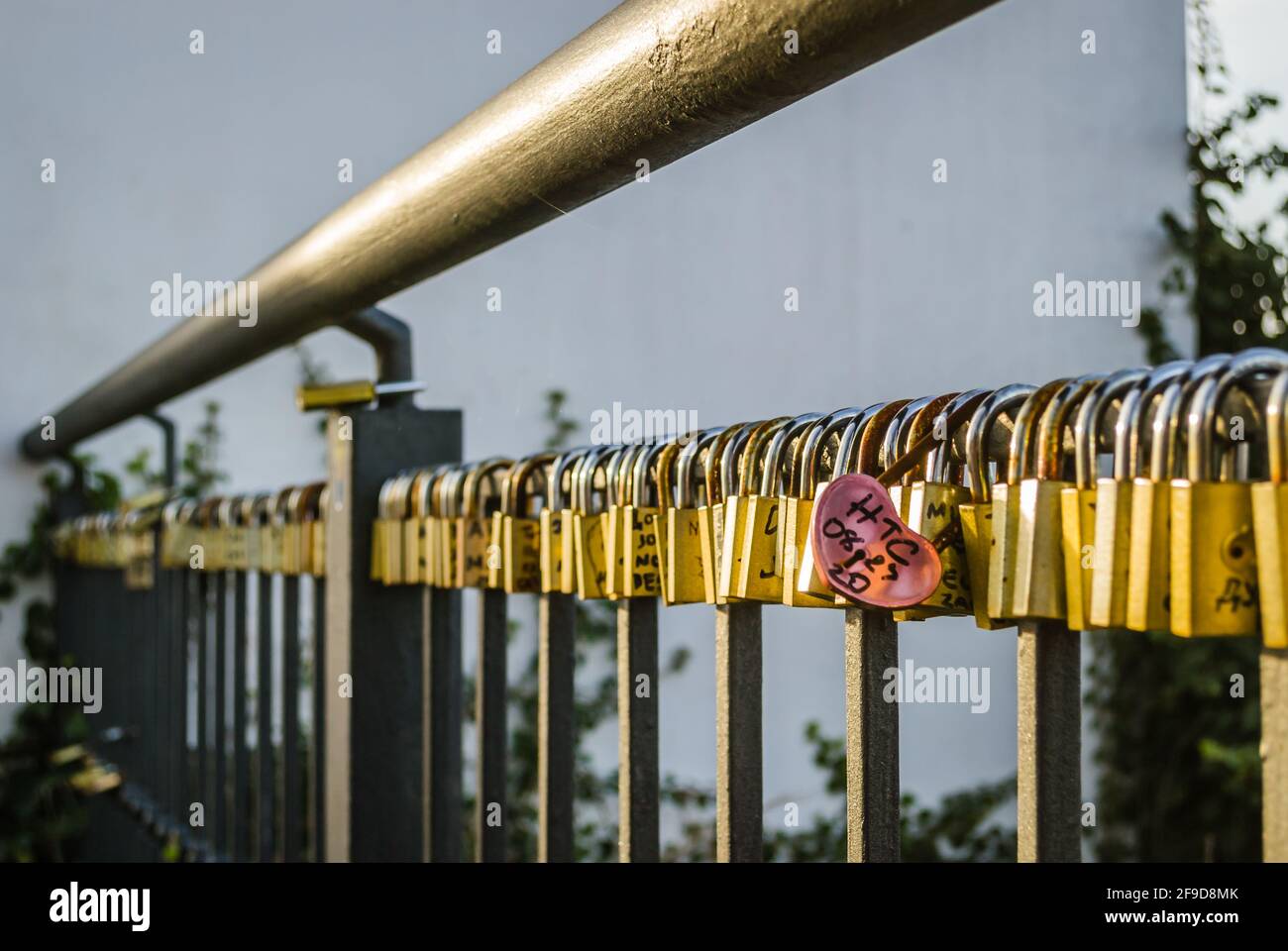 Petrovaradin, Serbia - Luglio 17. 2019: Fortezza di Petrovaradin; lucchetti d'amore sulla recinzione Foto Stock