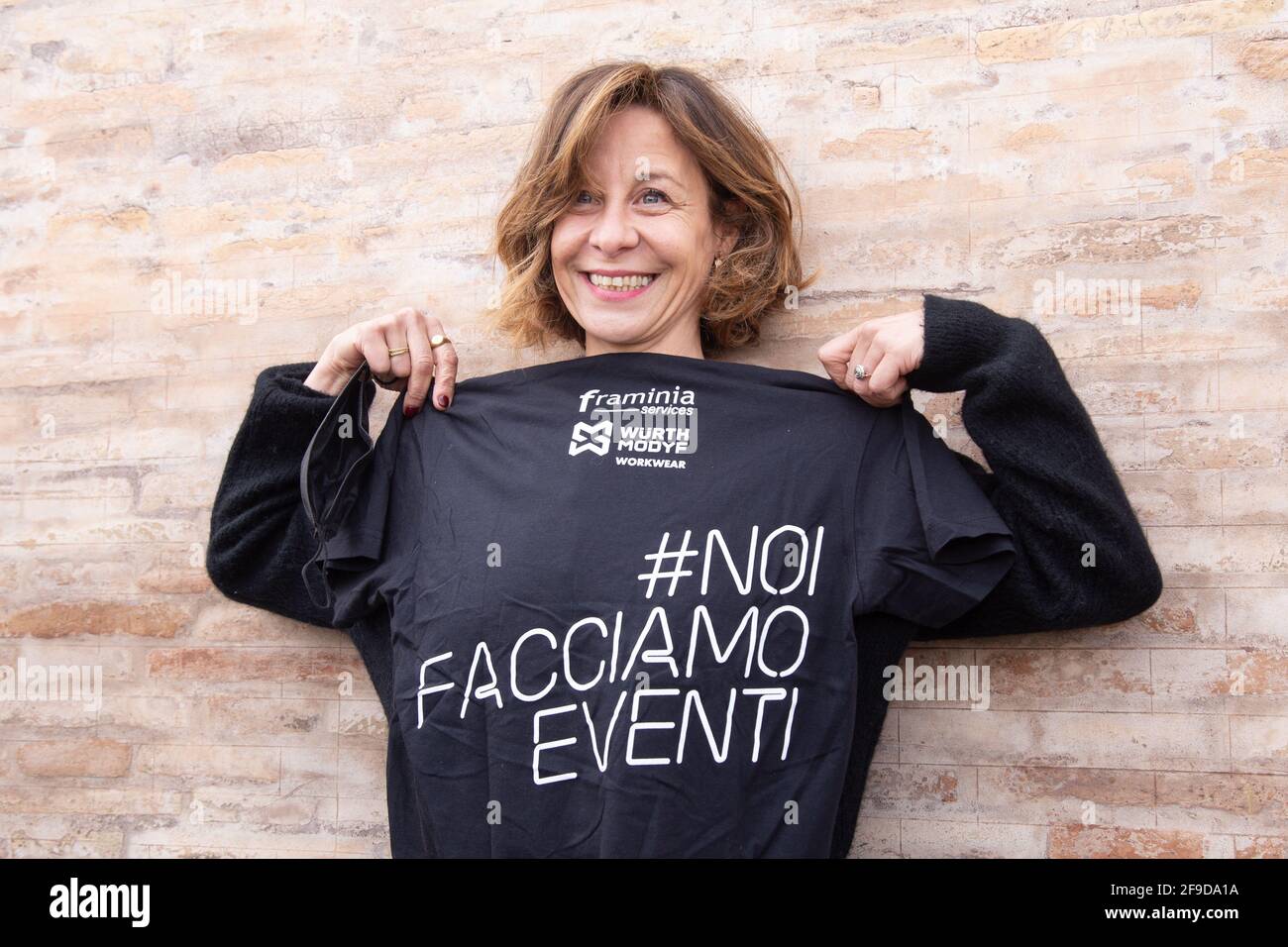 Roma, Italia. 17 Apr 2021. L'attrice italiana Carlotta Natoliduring lo spettacolo in Piazza del Popolo a Roma organizzato dal movimento 'Bauli in Piazza' a cui hanno partecipato centinaia di lavoratori del mondo dell'intrattenimento italiano. Hanno partecipato anche i cantanti Emma Marrone, Alessandra Amoroso e Fiorella Mannoia e i cantanti Giuliano Sangiorgi, Daniele Silvestri e Max Gazzè. (Foto di Matteo Nardone/Pacific Press) Credit: Pacific Press Media Production Corp./Alamy Live News Foto Stock