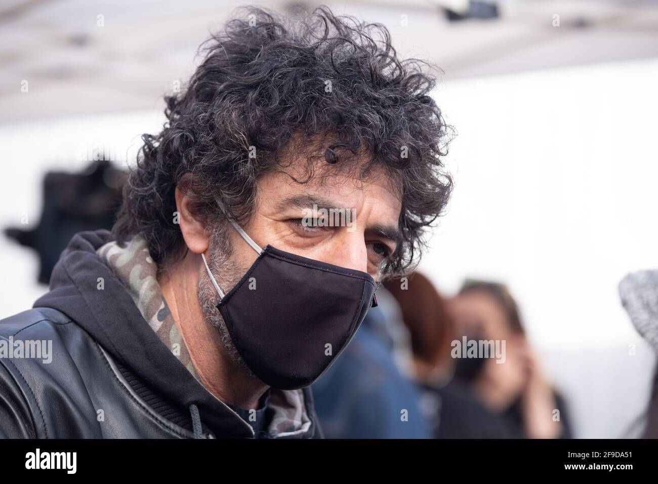 Roma, Italia. 17 Apr 2021. Max Gazzèdurante lo spettacolo in Piazza del Popolo a Roma organizzato dal movimento 'Bauli in Piazza' cui hanno partecipato centinaia di lavoratori del mondo dell'intrattenimento italiano. Hanno partecipato anche i cantanti Emma Marrone, Alessandra Amoroso e Fiorella Mannoia e i cantanti Giuliano Sangiorgi, Daniele Silvestri e Max Gazzè. (Foto di Matteo Nardone/Pacific Press) Credit: Pacific Press Media Production Corp./Alamy Live News Foto Stock