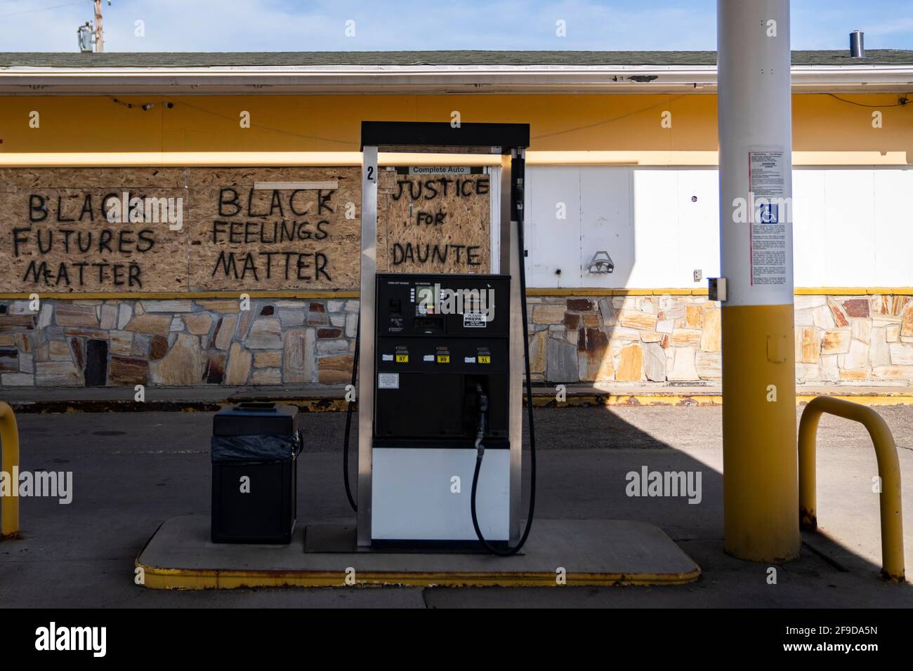 Brooklyn Center, Minnesota, Stati Uniti. 16 Apr 2021. Un distributore di benzina vicino al Brooklyn Center Police Department è imbarcato come manifestanti riuniti il 16 aprile 2021. Questo è stato il sesto giorno consecutivo di dimostrazioni dopo l'uccisione di Daunte Wright, 20 anni, da parte dell'ex ufficiale Kim Potter. Credit: Dominick Sokotoff/ZUMA Wire/Alamy Live News Foto Stock