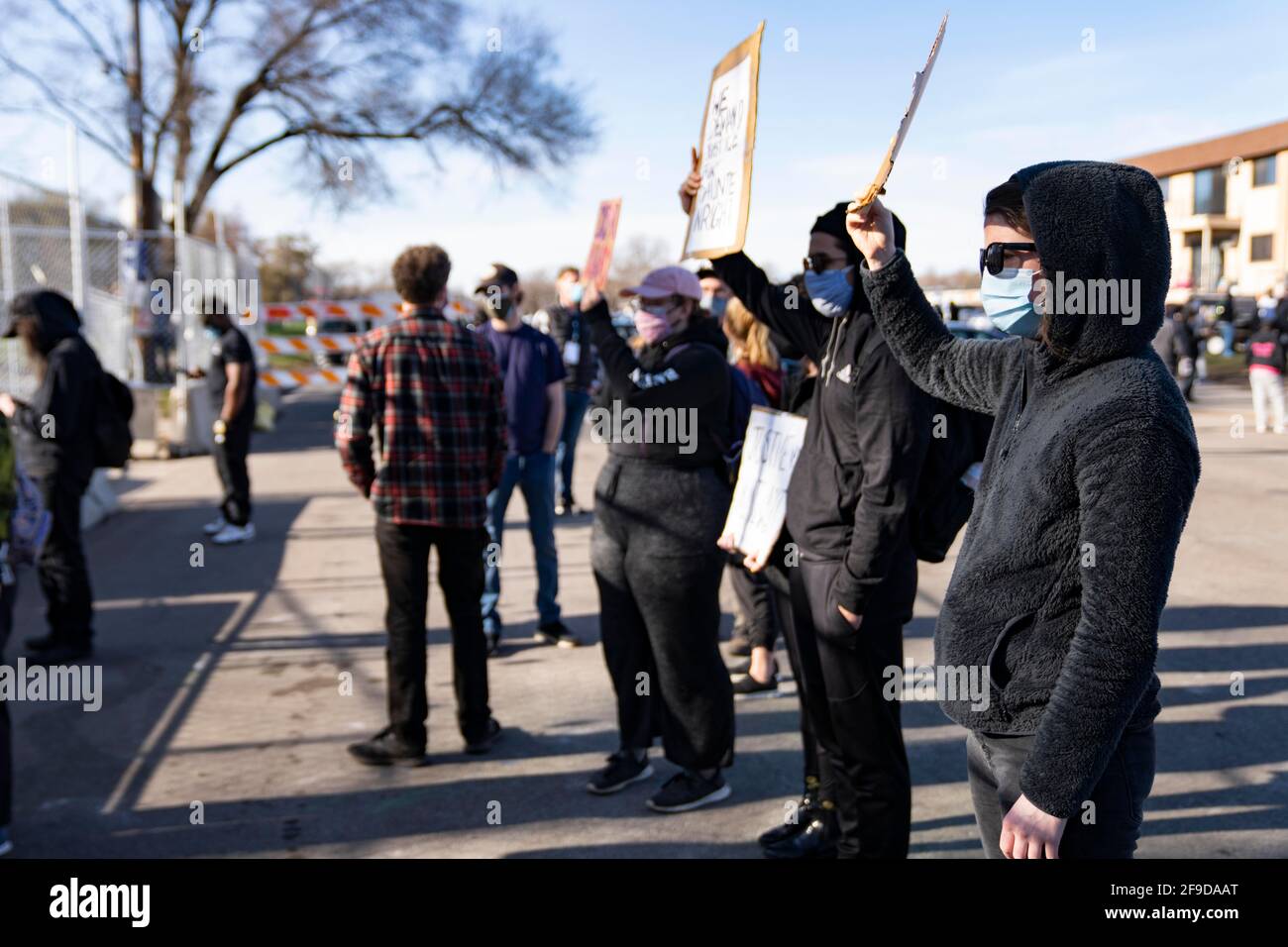 Brooklyn Center, Minnesota, Stati Uniti. 16 Apr 2021. I manifestanti si sono riuniti fuori dal Brooklyn Center Police Department il 16 aprile 2021. Questo è stato il sesto giorno consecutivo di dimostrazioni dopo l'uccisione di Daunte Wright, 20 anni, da parte dell'ex ufficiale Kim Potter. Credit: Dominick Sokotoff/ZUMA Wire/Alamy Live News Foto Stock