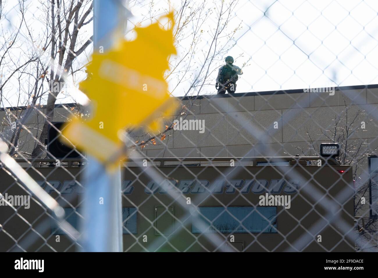 Brooklyn Center, Minnesota, Stati Uniti. 16 Apr 2021. I deodoranti per l'aria si trovano sulla recinzione all'esterno del Brooklyn Center Police Department il 16 aprile 2021. Questo è stato il sesto giorno consecutivo di dimostrazioni dopo l'uccisione di Daunte Wright, 20 anni, da parte dell'ex ufficiale Kim Potter. Credit: Dominick Sokotoff/ZUMA Wire/Alamy Live News Foto Stock