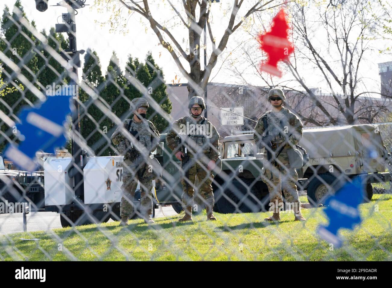 Brooklyn Center, Minnesota, Stati Uniti. 16 Apr 2021. I membri della Guardia Nazionale del Minnesota guardano ai manifestanti riuniti fuori dal Brooklyn Center Police Department il 16 aprile 2021. Questo è stato il sesto giorno consecutivo di dimostrazioni dopo l'uccisione di Daunte Wright, 20 anni, da parte dell'ex ufficiale Kim Potter. Credit: Dominick Sokotoff/ZUMA Wire/Alamy Live News Foto Stock