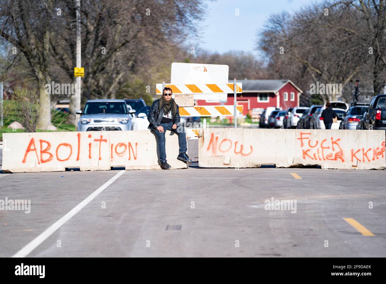 Brooklyn Center, Minnesota, Stati Uniti. 16 Apr 2021. I manifestanti si sono riuniti fuori dal Brooklyn Center Police Department il 16 aprile 2021. Questo è stato il sesto giorno consecutivo di dimostrazioni dopo l'uccisione di Daunte Wright, 20 anni, da parte dell'ex ufficiale Kim Potter. Credit: Dominick Sokotoff/ZUMA Wire/Alamy Live News Foto Stock