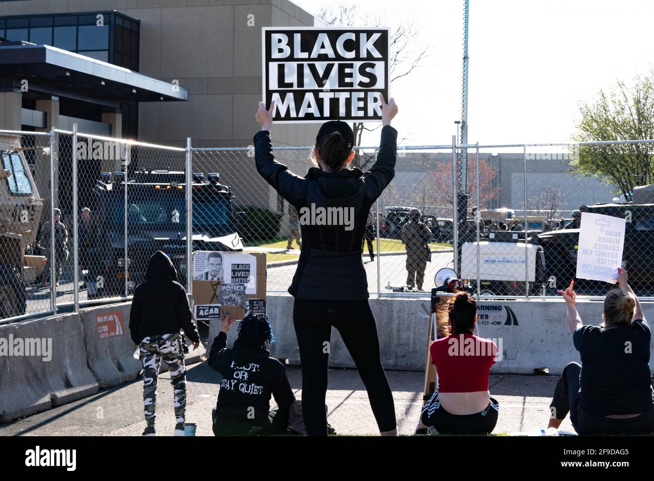 Brooklyn Center, Minnesota, Stati Uniti. 16 Apr 2021. I manifestanti si sono riuniti fuori dal Brooklyn Center Police Department il 16 aprile 2021. Questo è stato il sesto giorno consecutivo di dimostrazioni dopo l'uccisione di Daunte Wright, 20 anni, da parte dell'ex ufficiale Kim Potter. Credit: Dominick Sokotoff/ZUMA Wire/Alamy Live News Foto Stock