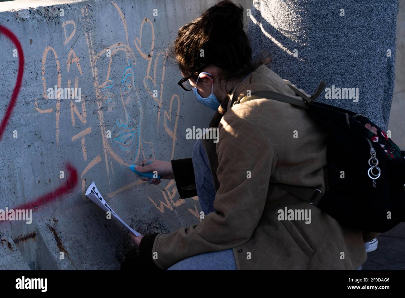 Brooklyn Center, Minnesota, Stati Uniti. 16 Apr 2021. Una persona disegna un ritratto di Daunte Wright su una barricata con gesso come manifestanti riuniti fuori del Brooklyn Center Police Department il 16 aprile 2021. Questo è stato il sesto giorno consecutivo di dimostrazioni dopo l'uccisione di Daunte Wright, 20 anni, da parte dell'ex ufficiale Kim Potter. Credit: Dominick Sokotoff/ZUMA Wire/Alamy Live News Foto Stock