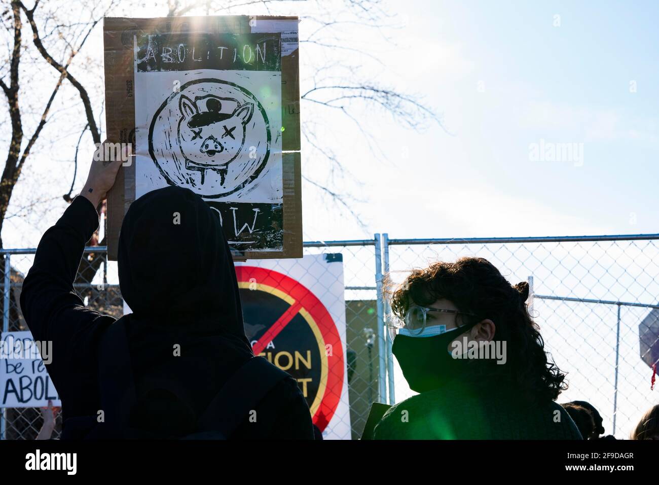 Brooklyn Center, Minnesota, Stati Uniti. 16 Apr 2021. I manifestanti si sono riuniti fuori dal Brooklyn Center Police Department il 16 aprile 2021. Questo è stato il sesto giorno consecutivo di dimostrazioni dopo l'uccisione di Daunte Wright, 20 anni, da parte dell'ex ufficiale Kim Potter. Credit: Dominick Sokotoff/ZUMA Wire/Alamy Live News Foto Stock