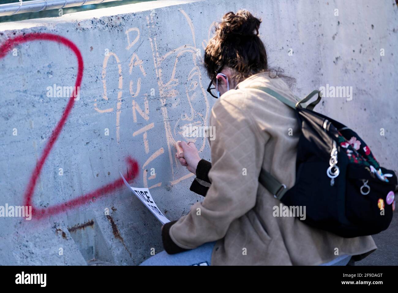 Brooklyn Center, Minnesota, Stati Uniti. 16 Apr 2021. Una persona disegna un ritratto di Daunte Wright su una barricata con gesso come manifestanti riuniti fuori del Brooklyn Center Police Department il 16 aprile 2021. Questo è stato il sesto giorno consecutivo di dimostrazioni dopo l'uccisione di Daunte Wright, 20 anni, da parte dell'ex ufficiale Kim Potter. Credit: Dominick Sokotoff/ZUMA Wire/Alamy Live News Foto Stock