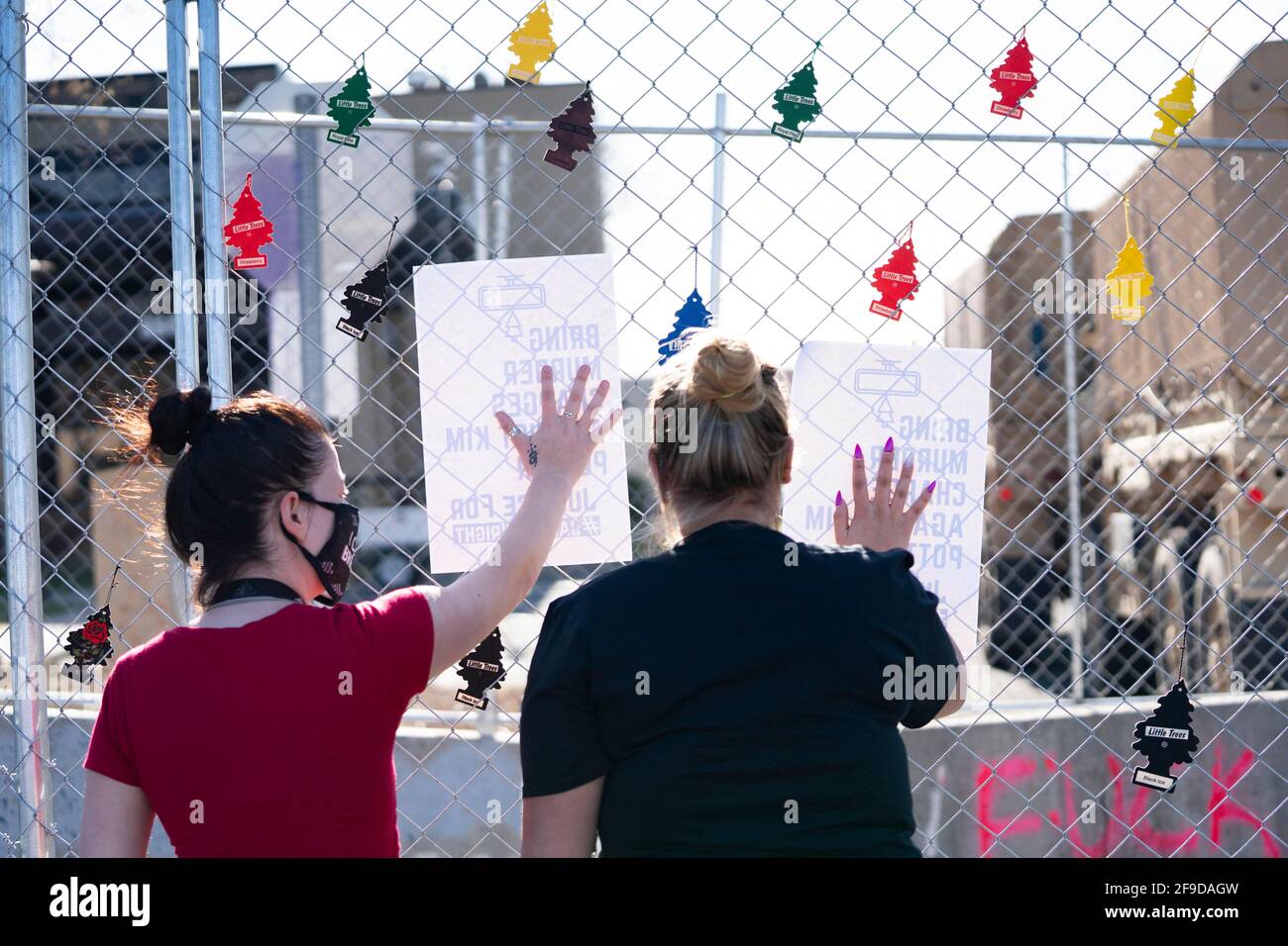 Brooklyn Center, Minnesota, Stati Uniti. 16 Apr 2021. I manifestanti si sono riuniti fuori dal Brooklyn Center Police Department il 16 aprile 2021. Questo è stato il sesto giorno consecutivo di dimostrazioni dopo l'uccisione di Daunte Wright, 20 anni, da parte dell'ex ufficiale Kim Potter. Credit: Dominick Sokotoff/ZUMA Wire/Alamy Live News Foto Stock