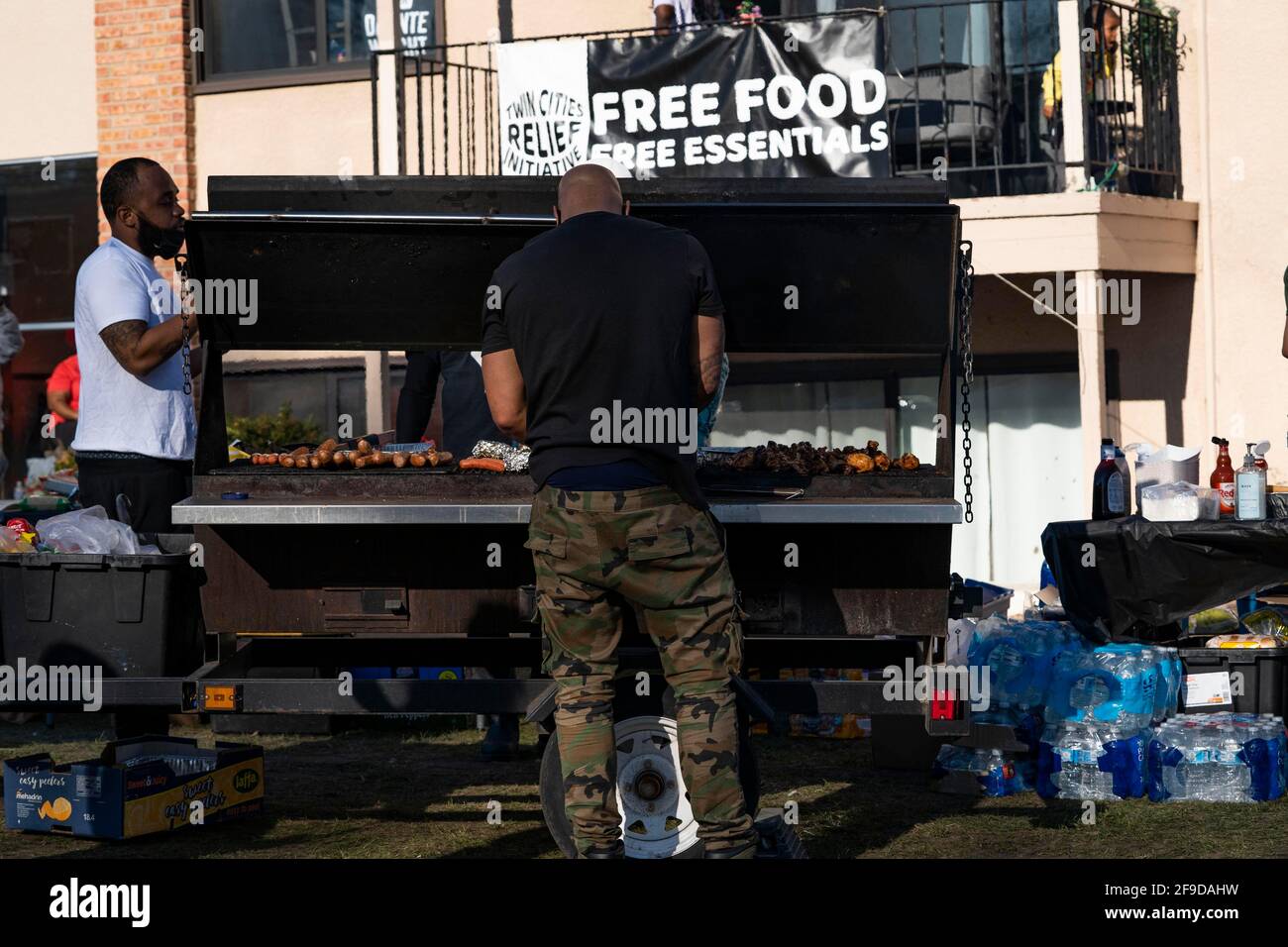 Brooklyn Center, Minnesota, Stati Uniti. 16 Apr 2021. Una persona prepara cibo gratuito per i manifestanti riuniti fuori dal Brooklyn Center Police Department il 16 aprile 2021. Questo è stato il sesto giorno consecutivo di dimostrazioni dopo l'uccisione di Daunte Wright, 20 anni, da parte dell'ex ufficiale Kim Potter. Credit: Dominick Sokotoff/ZUMA Wire/Alamy Live News Foto Stock