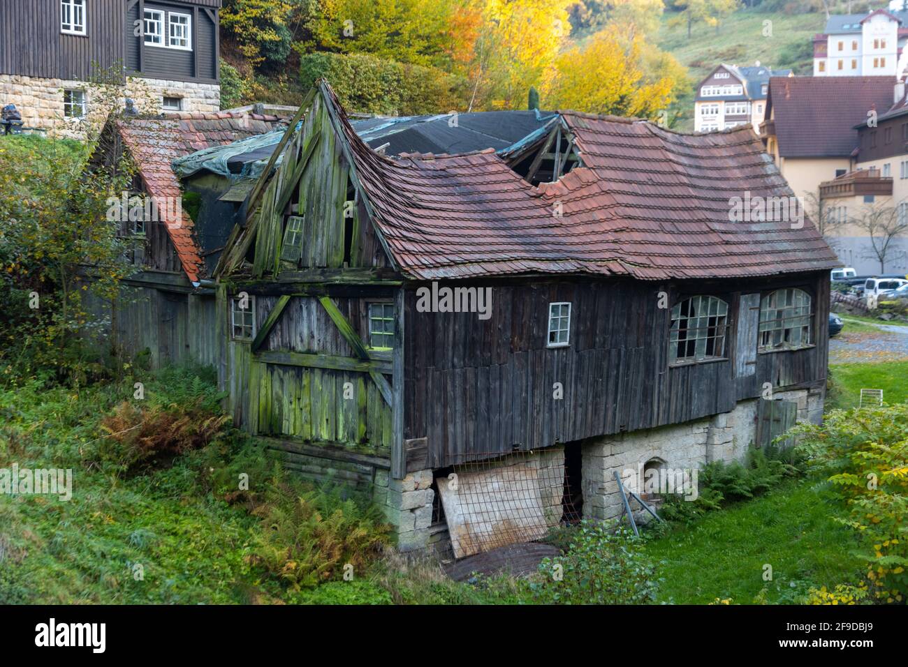 Vecchia casa dimenticata in un villaggio Foto Stock