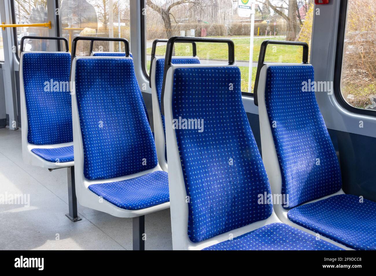 Posti a sedere blu in tram Foto Stock