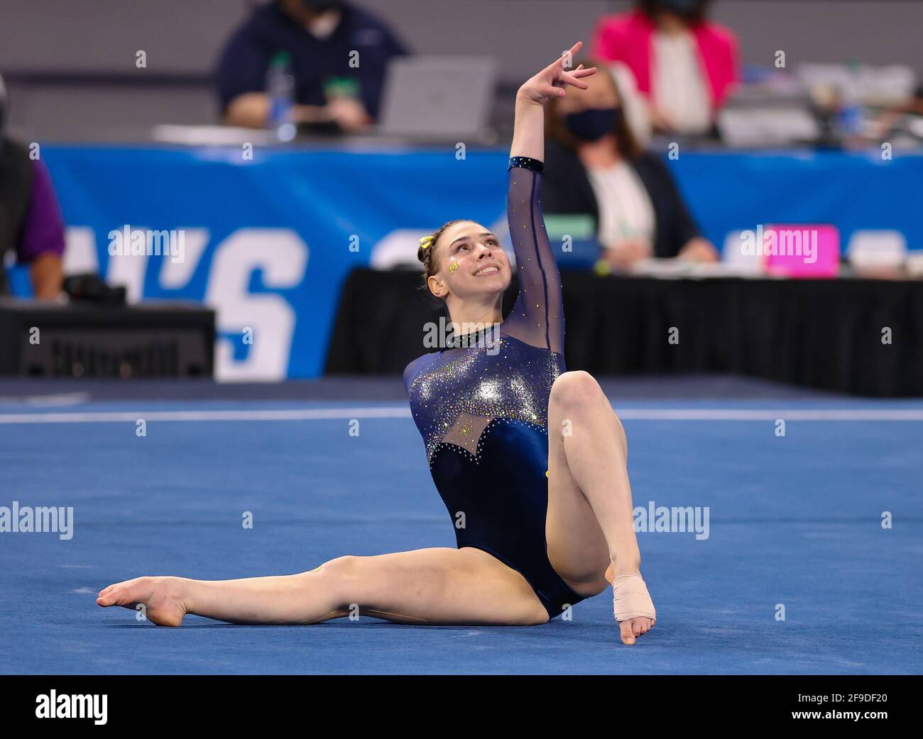 Natalie Wojcik del Michigan esegue la sua routine di pavimento durante le finali del campionato nazionale di ginnastica collegiale femminile NCAA 2021 alla Dickies Arena di Fort Worth, Texas, il 17 aprile 2021. (Foto di Kyle Okita/CSM/Sipa USA) Foto Stock