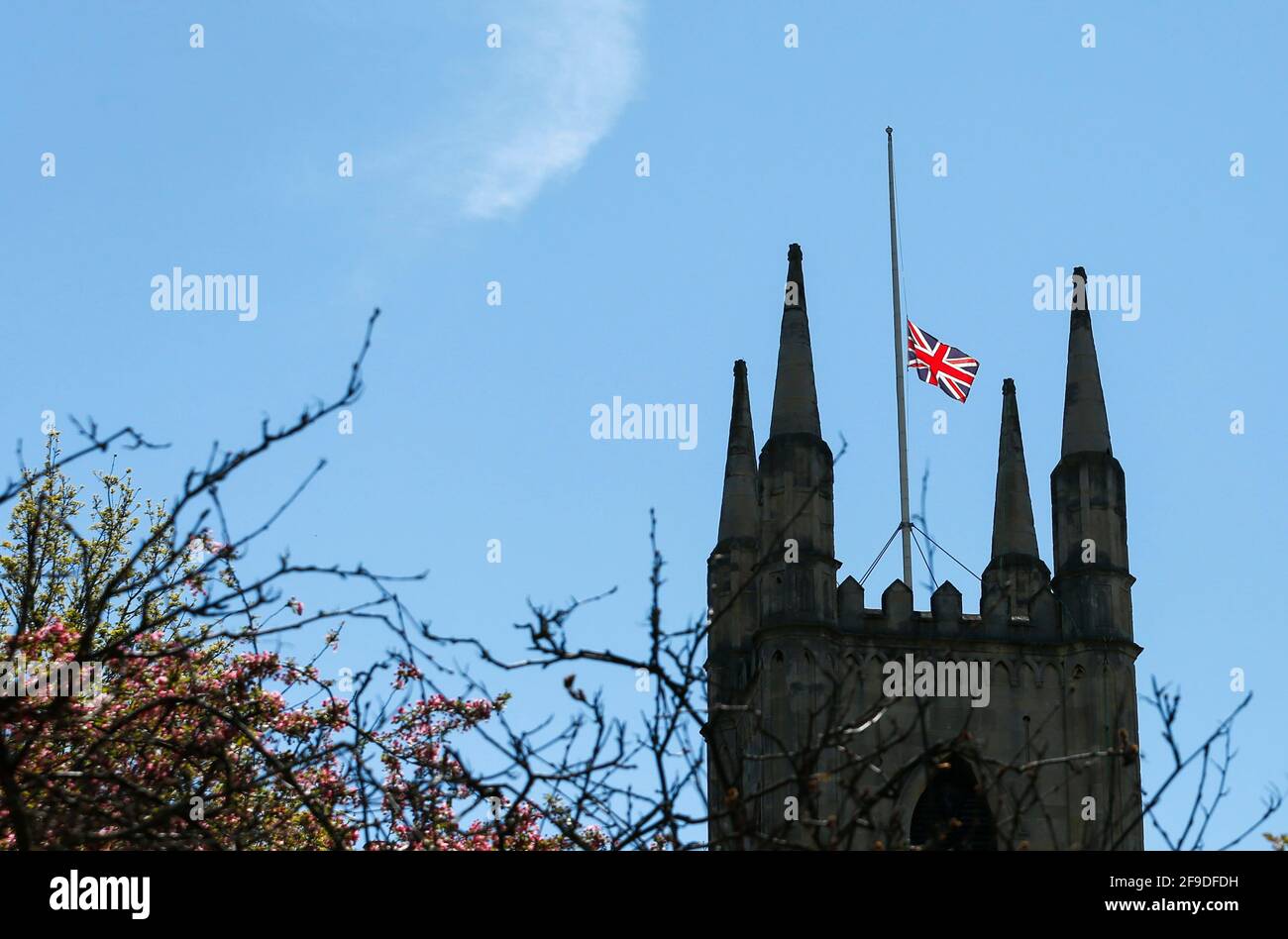 Windsor. 17 Apr 2021. Foto scattata il 17 aprile 2021 mostra la bandiera di Union Jack che vola a mezza altezza a Windsor, in Gran Bretagna. Il funerale del duca di Edimburgo si è tenuto sabato a Windsor in linea con le restrizioni del governo britannico. La Gran Bretagna tacque per un minuto di riflessione davanti ai funerali del Principe Filippo che iniziarono alle 15:00 CET (1400 GMT) presso la St. George's Chapel, nei terreni del Castello di Windsor, che dista circa 35 chilometri dal centro di Londra. Credit: Han Yan/Xinhua/Alamy Live News Foto Stock