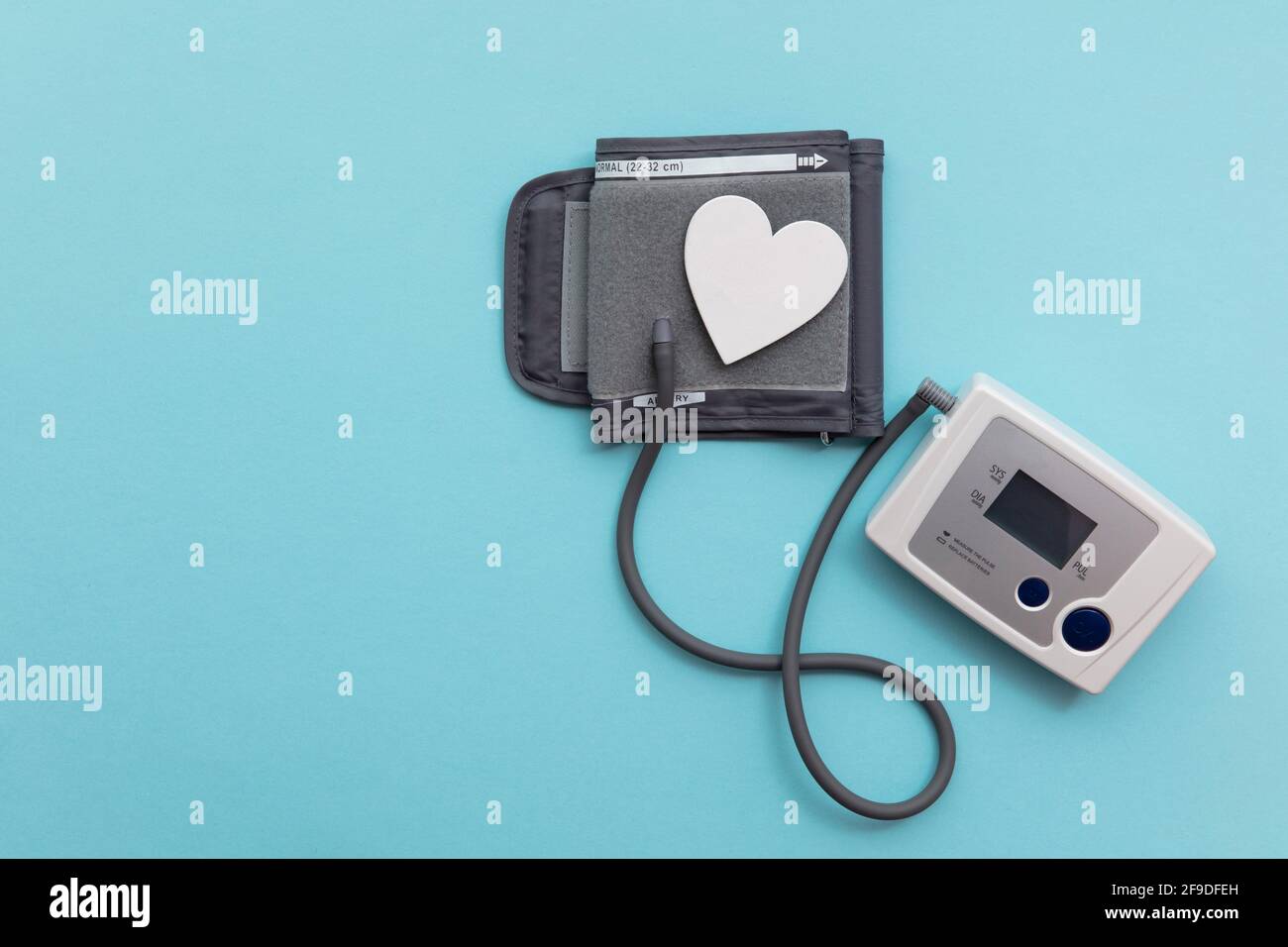 Controllo della pressione sanguigna su monitor per verificare la presenza di malattie cardiache Foto Stock
