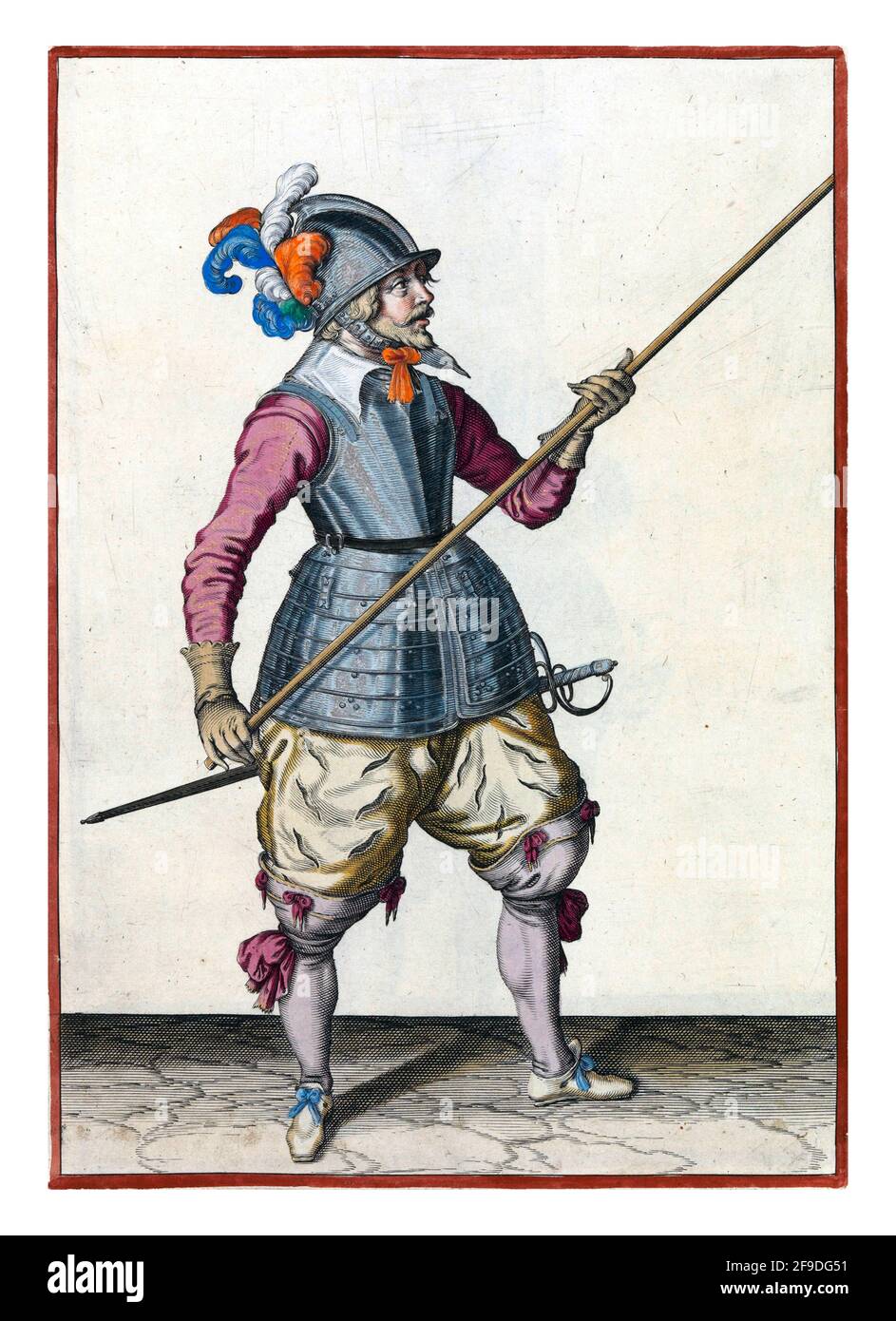 Un soldato, a tutta lunghezza, che porta una lancia con entrambe le mani sul lato destro, il punto inclinato verso l'alto Foto Stock