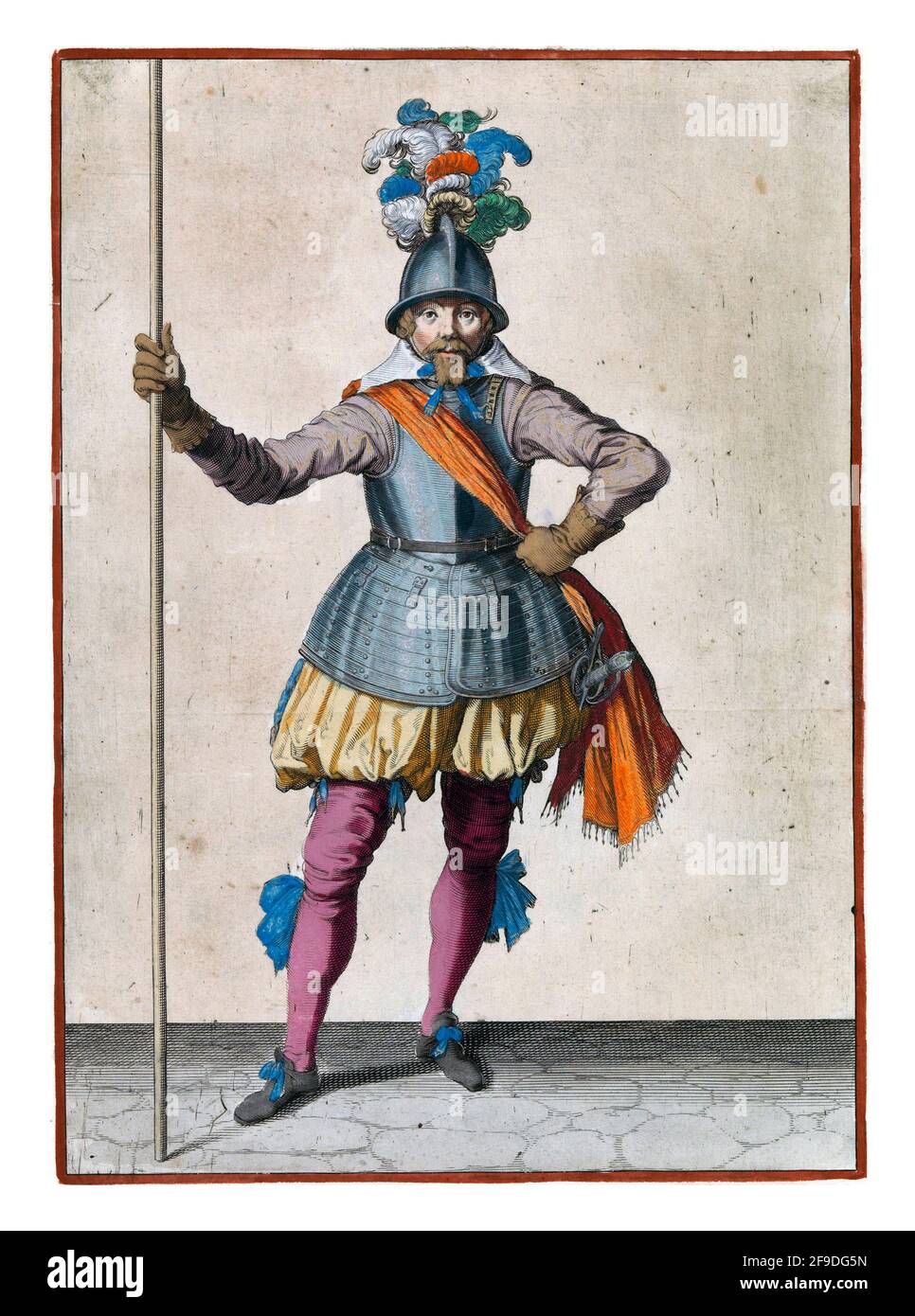 Un soldato a lunghezza intera che tiene una lancia in posizione verticale con la sua lato destro Foto Stock