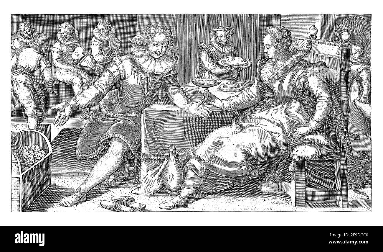 Una giovane coppia elegantemente vestita ama la vita. L'uomo e la donna sono seduti al tavolo e vengono serviti. Sullo sfondo un gruppo di musicisti suona per Foto Stock