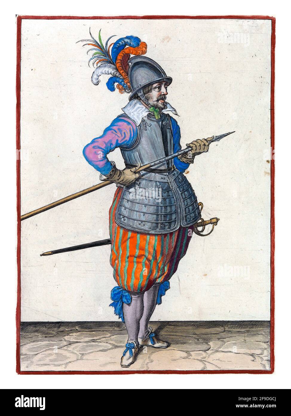 Un soldato, a tutta lunghezza, a destra, che porta la lancia con entrambe le mani sul lato destro, il punto inclinato verso l'alto e vicino al ventre Foto Stock