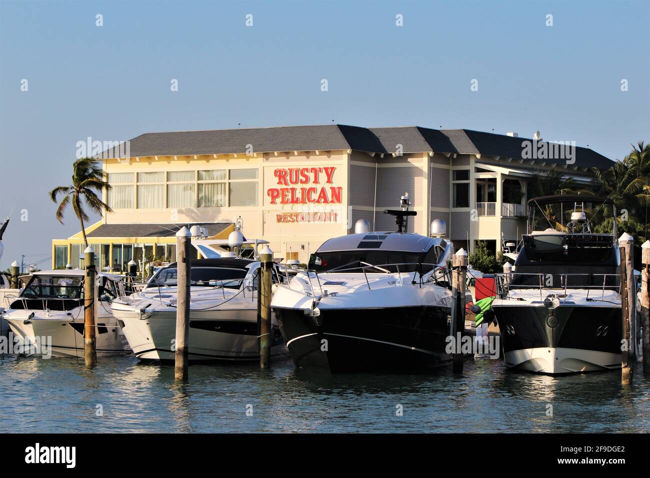 Cartello per il ristorante Rusty Pelican. Situato direttamente sulla Rickenbacker Marina, offre cene all'aperto con vista sul lungomare di Miami. Foto Stock