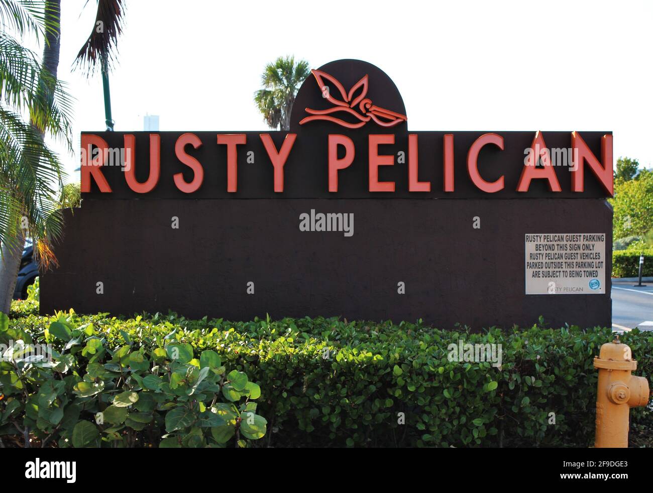 Cartello all'aperto per il ristorante Rusty Pelican. Situato direttamente sulla Rickenbacker Marina, offre cene all'aperto con vista sul lungomare di Miami. Di lusso Foto Stock