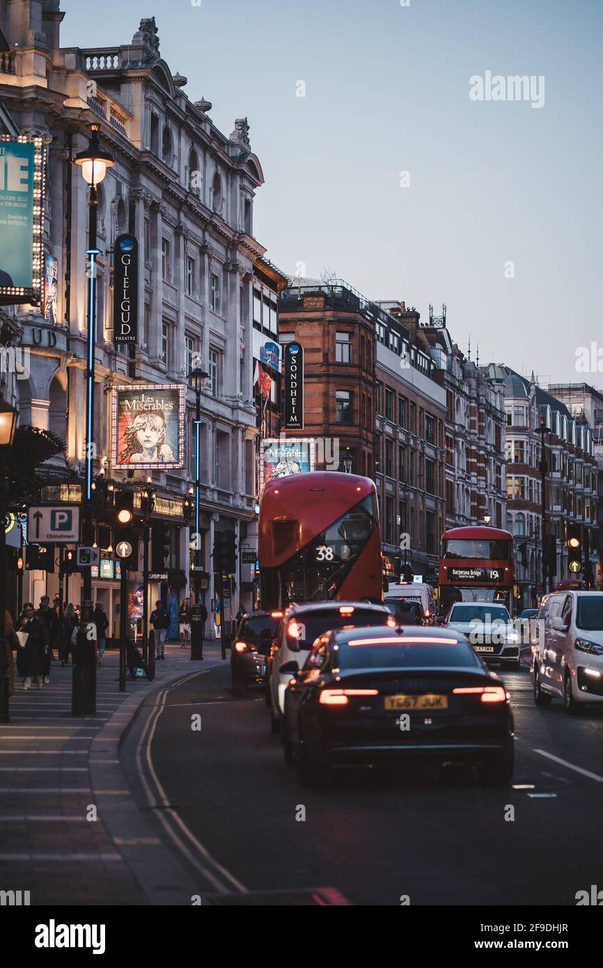 Soho, Londra | UK - 2021.04.16: Strada notturna trafficata a Soho con le auto che passano da Shaftesbury Ave Foto Stock