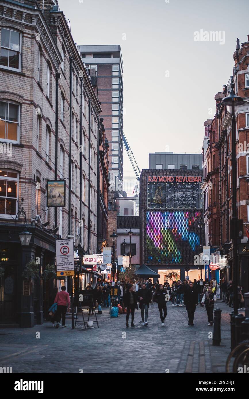 Soho, Londra | UK - 2021.04.16: Mezzo vuoto strade valli di Soho il venerdì sera Foto Stock