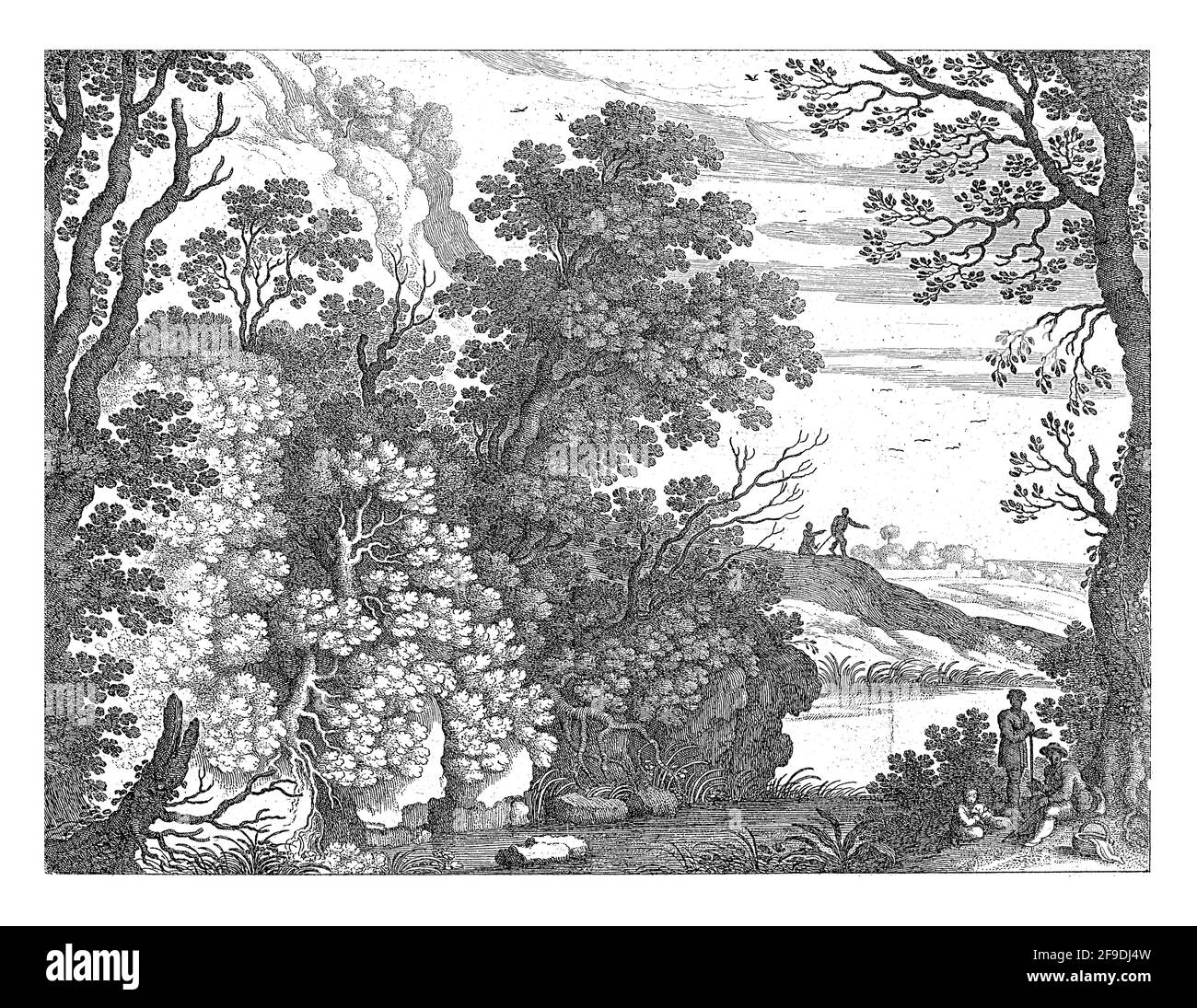 In primo piano un paesaggio forestale con un ruscello. Sulla riva destra, due uomini e un bambino, giocando con un cane, sotto un albero Foto Stock