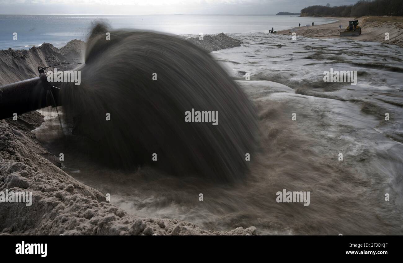 08 aprile 2021, Meclemburgo-Pomerania occidentale, Göhren: La sabbia viene lavata sulla spiaggia del Mar Baltico tramite un oleodotto a pressione. Tra Göhren e Lobbe, più di 200,000 metri cubi di sabbia saranno lavati in due sezioni su una lunghezza totale di più di due chilometri. Lo scopo del lavoro è migliorare la protezione contro le sovratensioni. Foto: Stefan Sauer/dpa Foto Stock