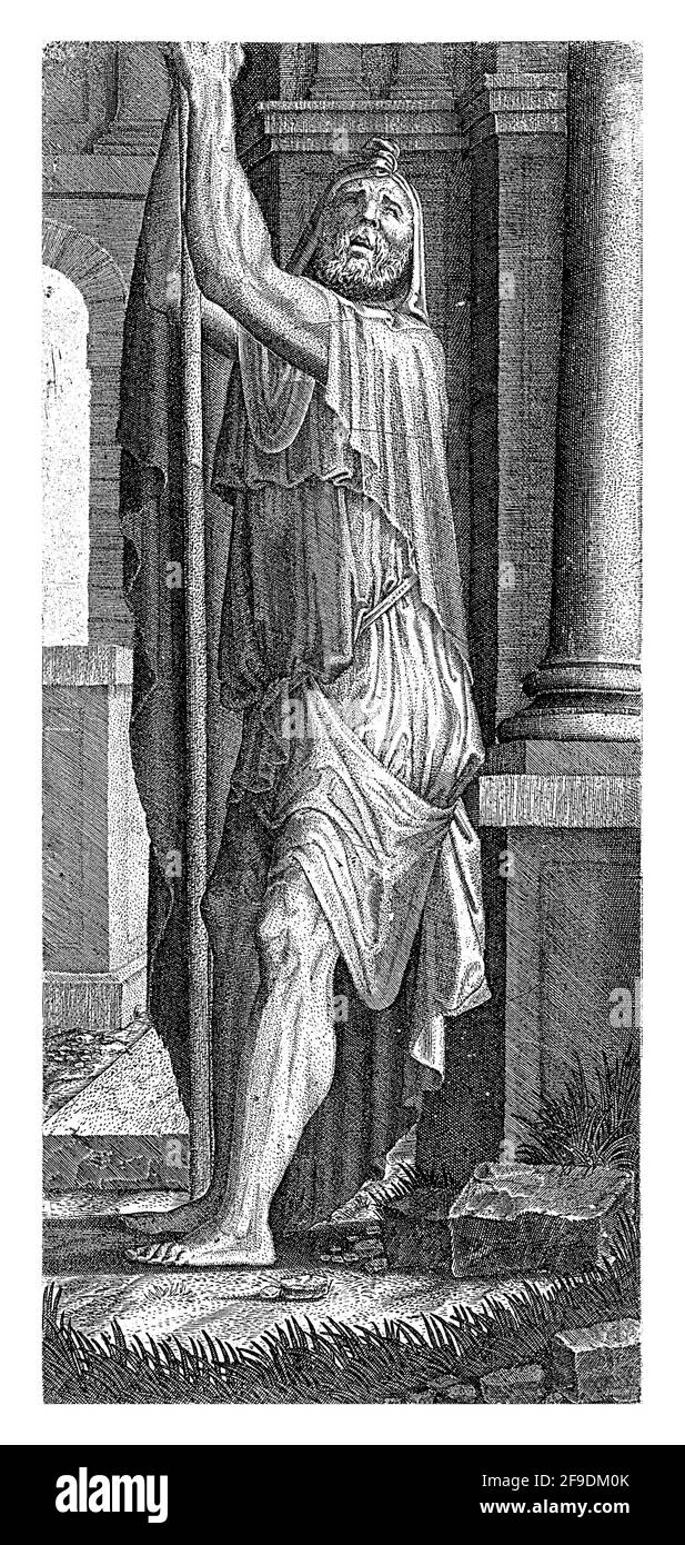 L'apostolo Matteo in piedi da una colonna in una stanza. Sta appoggiandosi su un lungo bastone con entrambe le mani. Foto Stock