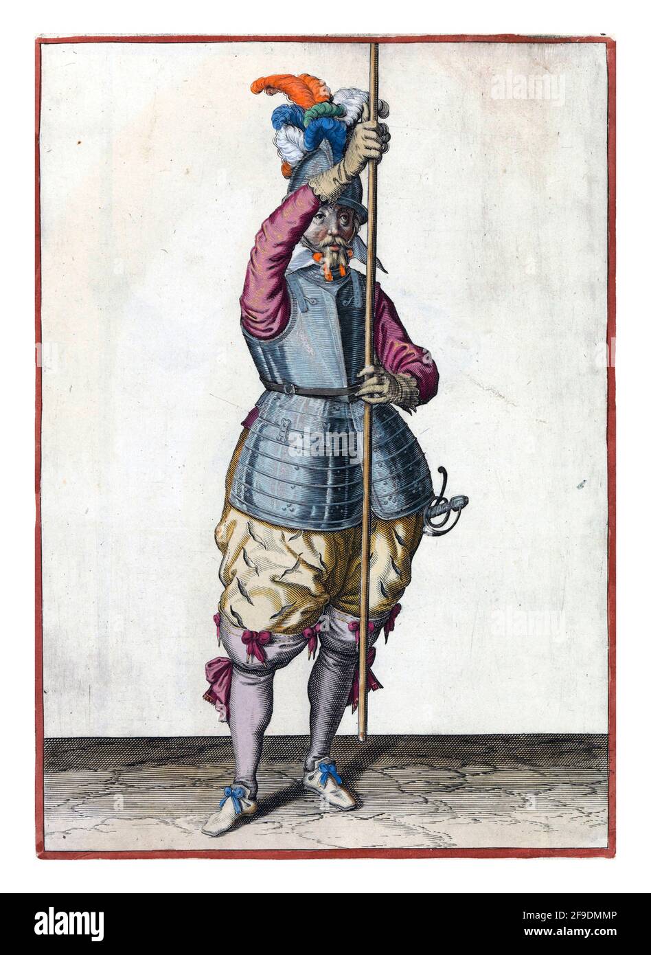 Un soldato, a tutta lunghezza, che tiene una lancia con entrambe le mani in piedi davanti a lui leggermente sopra il suolo Foto Stock