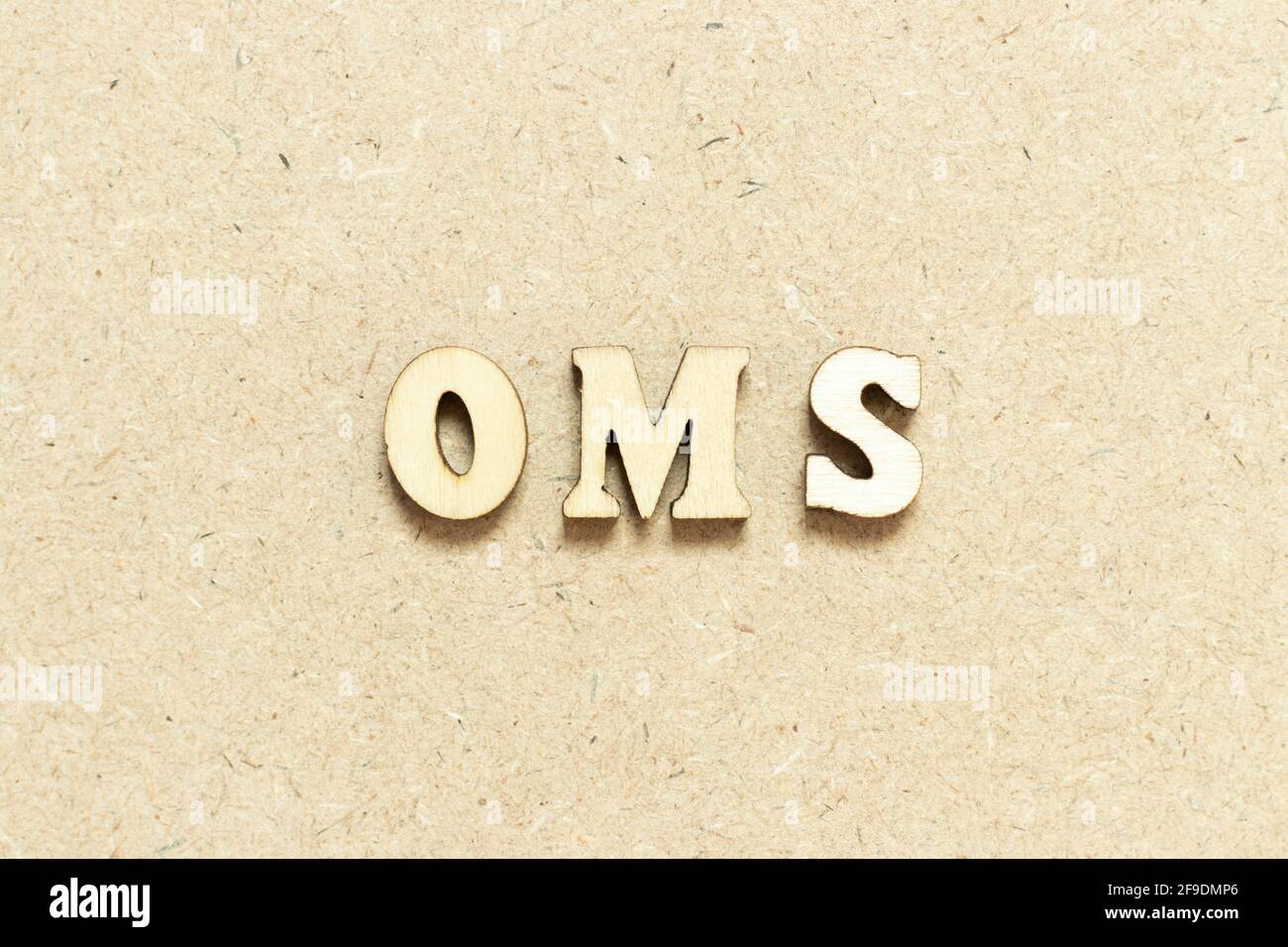 Lettera alfabetica in parola OMS (Abbreviazione del sistema di gestione degli ordini o del sistema di gestione delle operazioni) su sfondo di legno Foto Stock