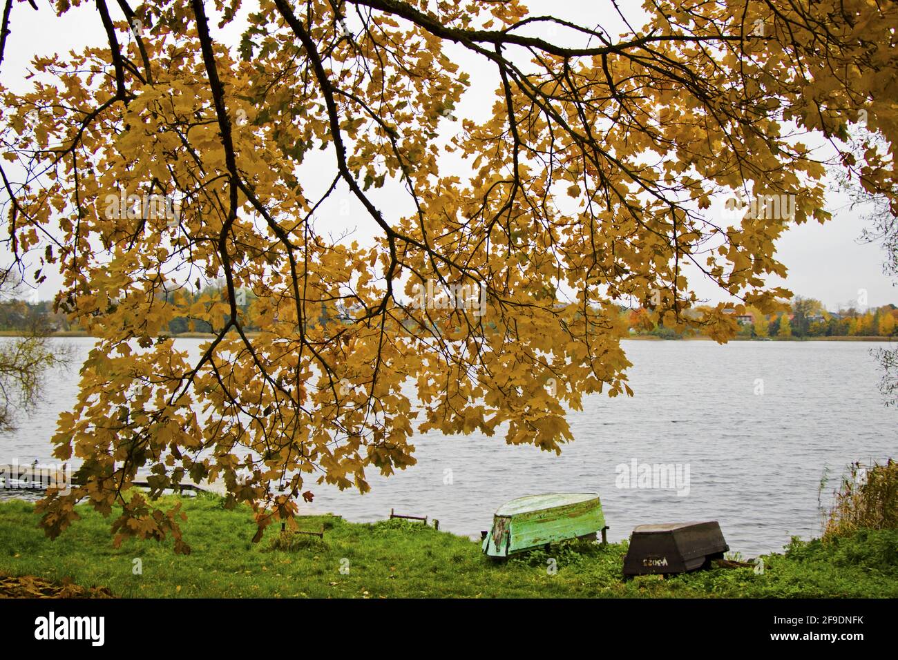 Le vecchie barche di legno vicino alla spiaggia del lago Trakai Gavle, Lituania. Foto Stock