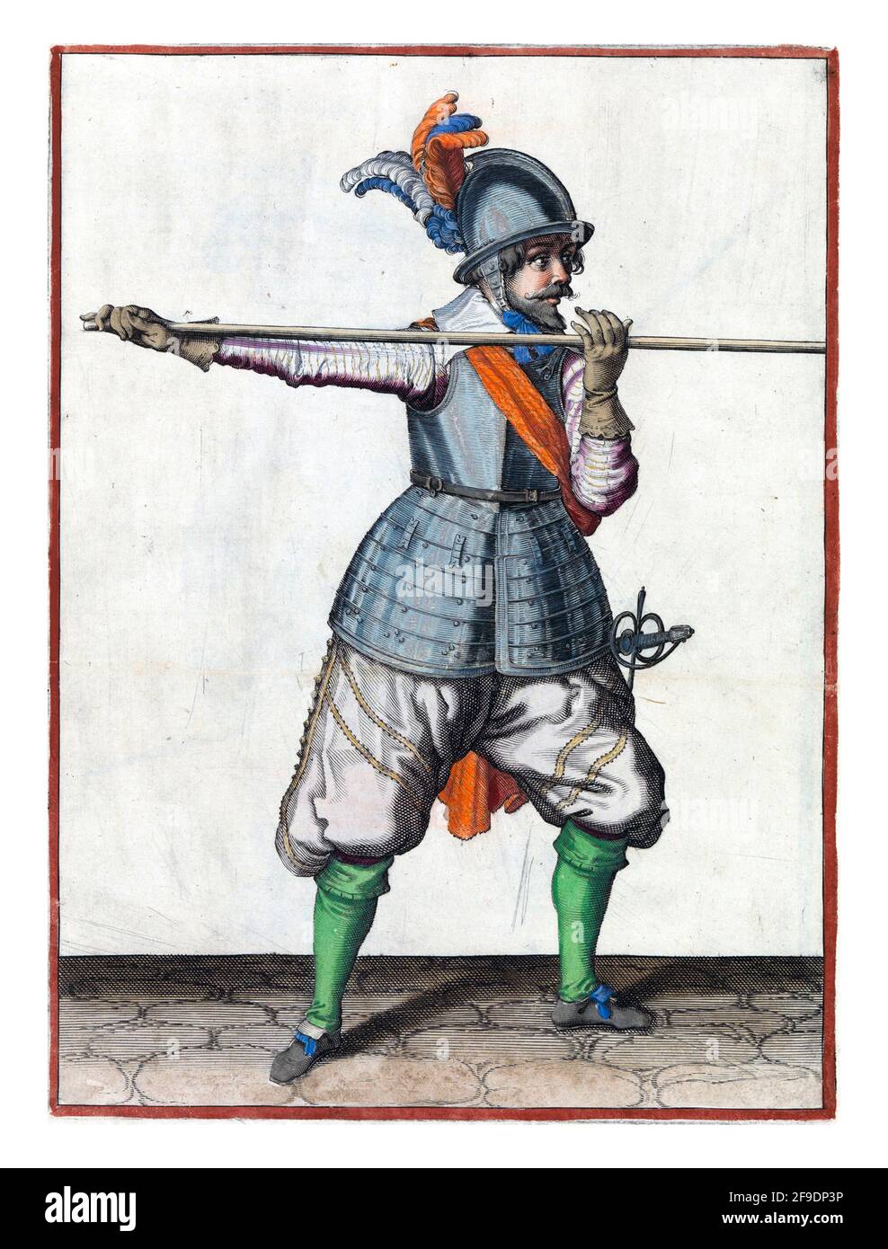 Un soldato, a tutta lunghezza, che porta una lancia con entrambe le mani orizzontalmente all'altezza della spalla, la mano destra alla base dell'arma Foto Stock