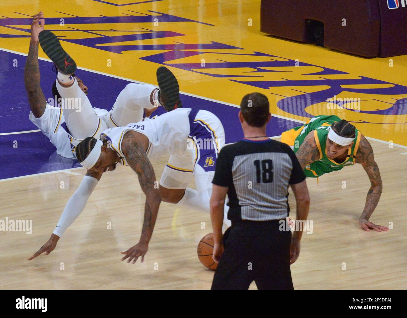 Los Angeles, Stati Uniti. 18 Apr 2021. Bodies ha colpito il pavimento durante la seconda metà del gioco di Los Angeles Lakers' NBA contro He Utah Jazz allo Staples Center di Los Angeles sabato 17 aprile 2021. I Lakers vincono con una sconfitta di 127-115 straordinari del primo posto Jazz. Foto di Jim Ruymen/UPI Credit: UPI/Alamy Live News Foto Stock