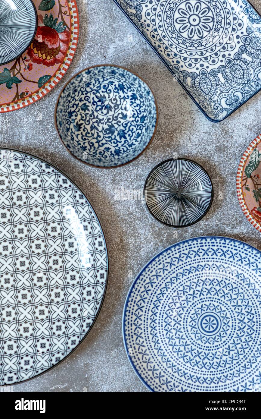 Belle piastre in ceramica in porcellana moresca tradizionale. Disegno illustrato medio-orientale. Marrakech Marocco. Foto di alta qualità Foto Stock